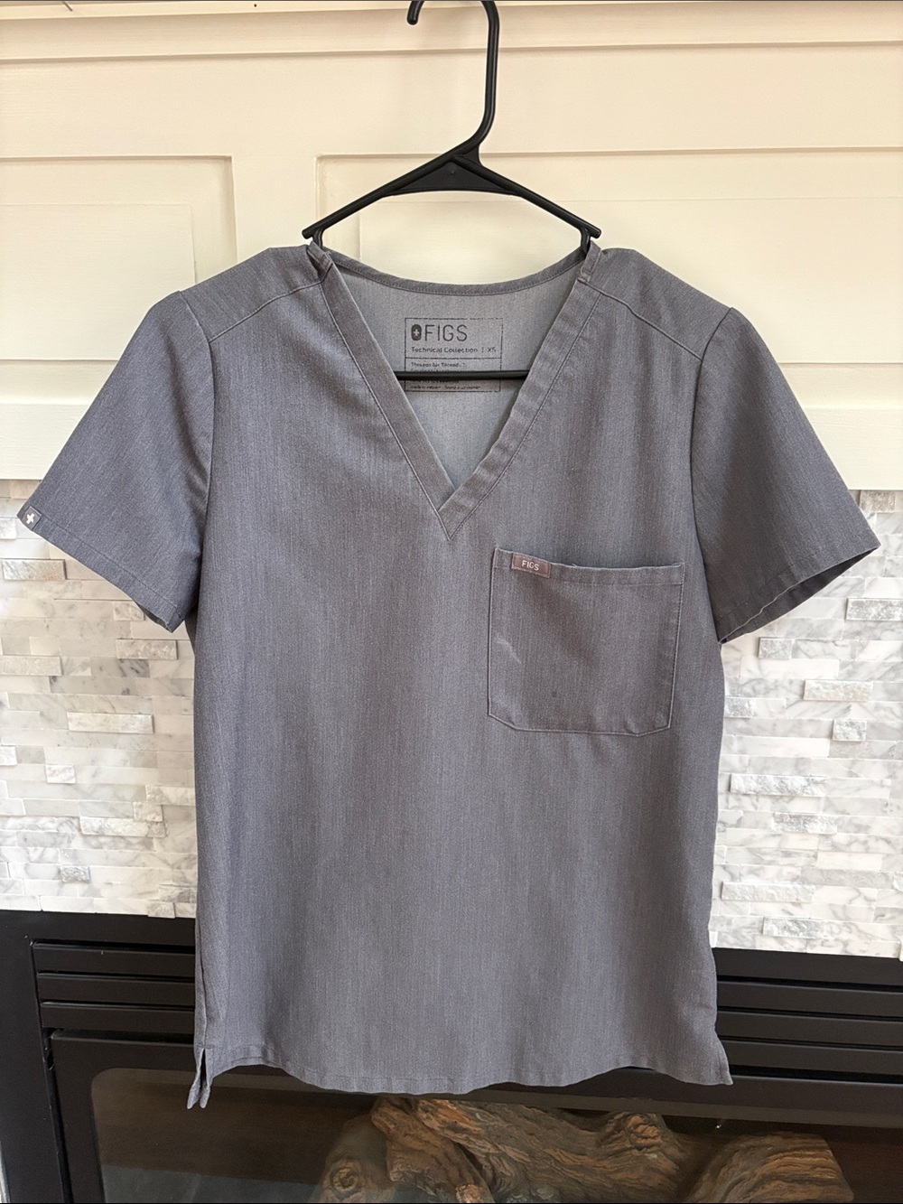 Figs Woman’s V-Neck Scrub Top - XS Gray